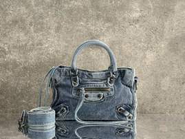 Picture of Balenciaga Handbags _SKUfw238760706fw
